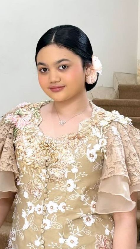 Hadir dalam acara tedak siten anak Atta Halilintar dan Aurel Hermansyah, Amora tampil anggun dengan kebaya.