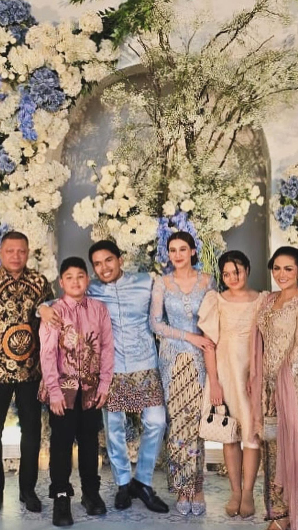 Remaja berusia 13 tahun itu tampil dengan gaun selutut warna cokelat muda.