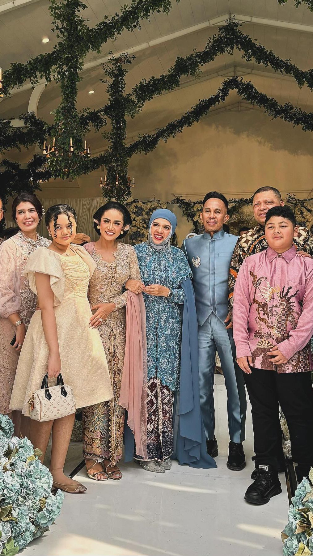 Meski tak banyak memakai aksesoris, namun penampilan Amora dinilai sangat berkelas.