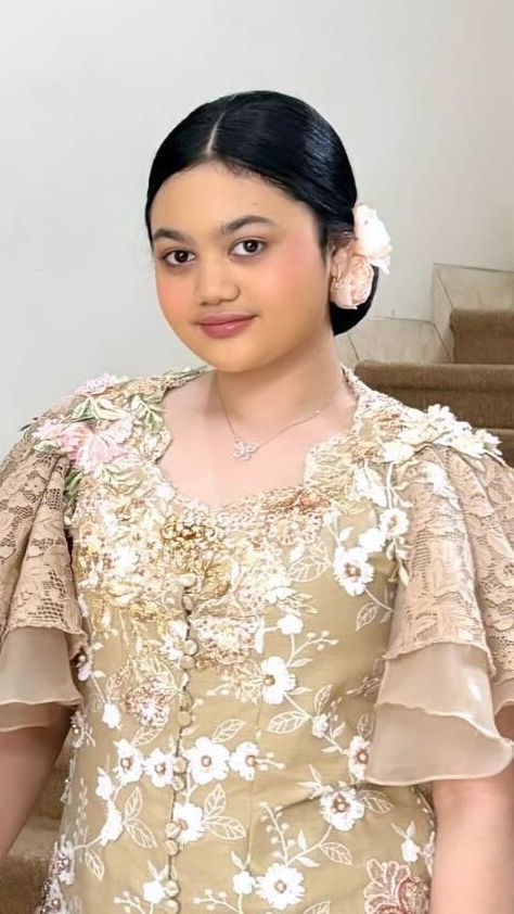 8 Potret Amora Lemos di Acara Tedak Siten Anak Atta & Aurel, Auranya Mahal Banget