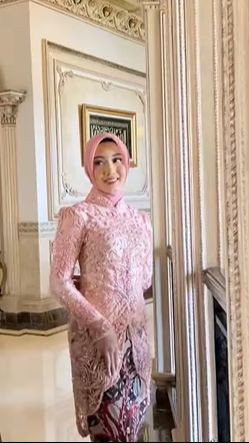 Daffa Nabilah tampil anggun dan cantik dengan kebaya warna merah muda.