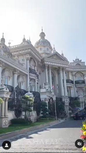 Sementara itu inilah potret rumah mewah Daffa Nabilah yang sukses bikin netizen melongo. Penampakannya benar-benar bak istana kerajaan.
