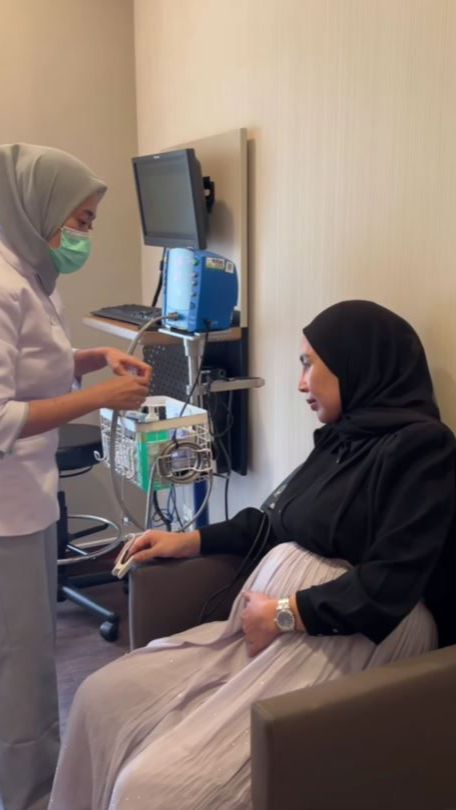 Ini adalah momenNurul Kamaria sebelum memasuki ruang persalinan.