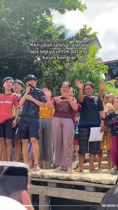 Viral Momen Haru Perpisahan KKN, Warga Desa Menangis Ramai-Ramai Antar Mahasiswa ke Dermaga