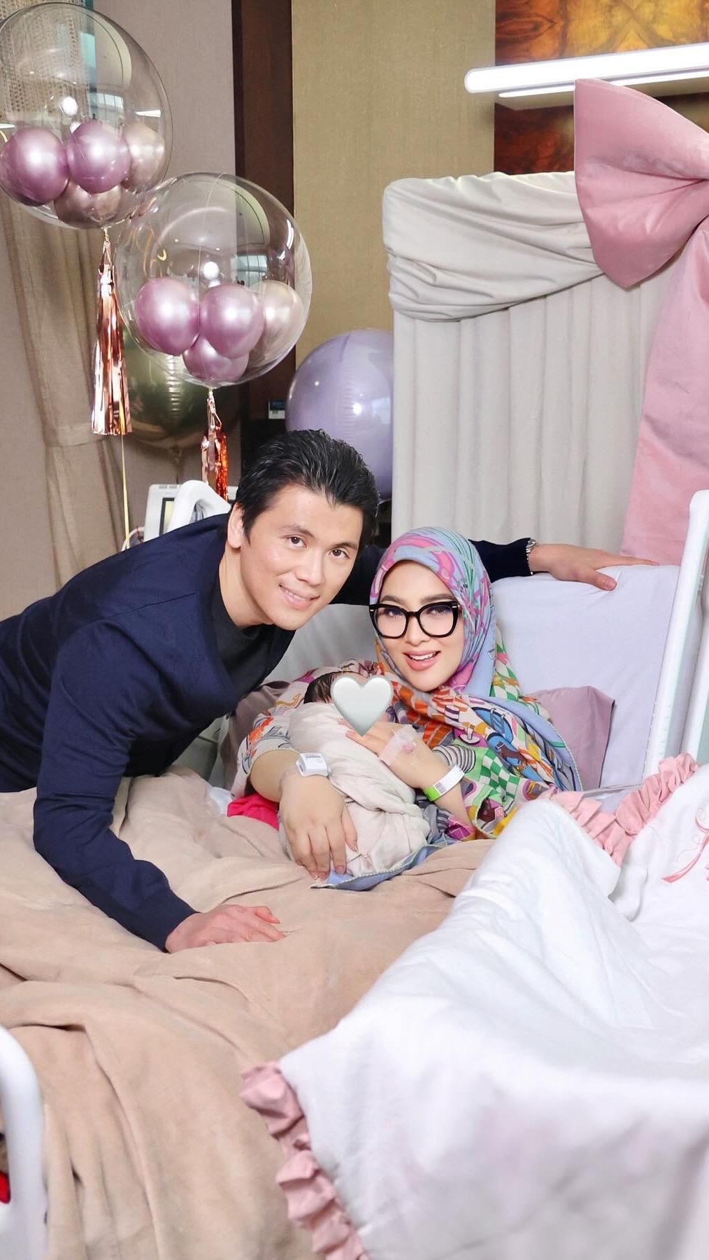 Inilah potret perdana Syahrini usai melahirkan sang putri yang disapa baby R. Bersama sang suami, mereka tampak begitu bahagia dengan kehadiran sang buah hati yang selama ini dinantikan.