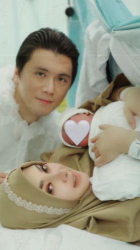 Sang suami juga selalu setia mendampingi Syahrini dari awal proses persalinan hingga baby R lahir ke dunia.