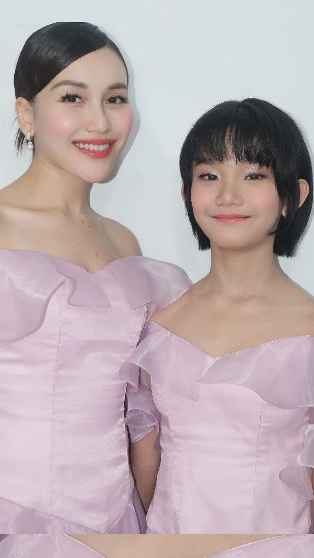 Penampilannya pun semakin manglingi dengan makeup tipis sesuai dengan usianya. Ia juga memakai gaun warna pink yang kembar dengan sang ibu.