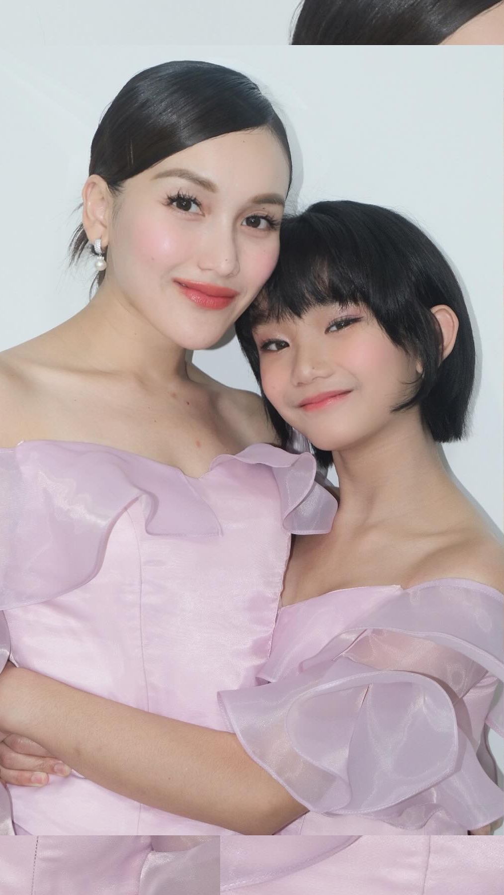 Bilqis juga selalu tampil dengan senyum manisnya yang begitu menawan. Tak heran jika penampilan putri semata wayang Ayu Ting Ting tersebut ramai menuai pujian.