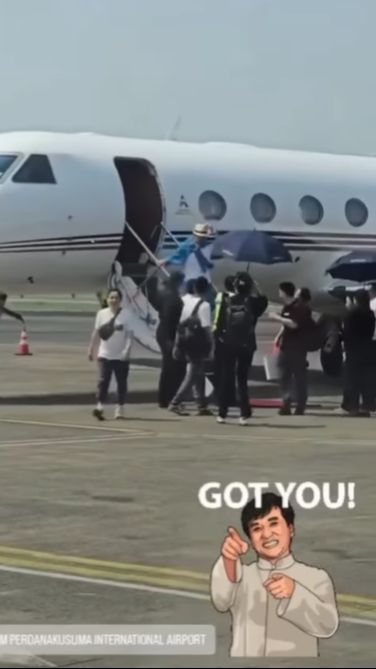Jackie Chan datang ke Indonesia menggunakan pesawat jet pribadi.
