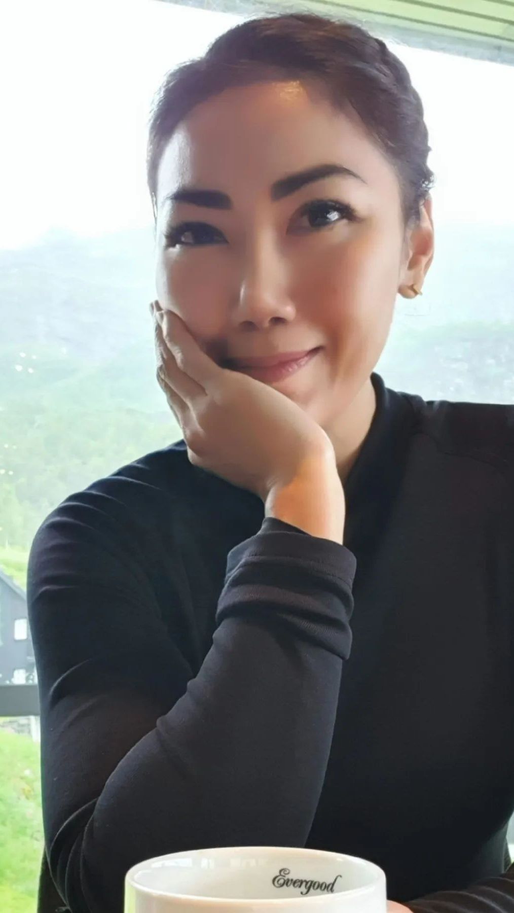 Dari hasil keringatnya itu, Inge pun bisa membeli barang apapun yang ia inginkan hingga berlibur bersama teman-temannya tanpa harus meminta uang pada Ari.