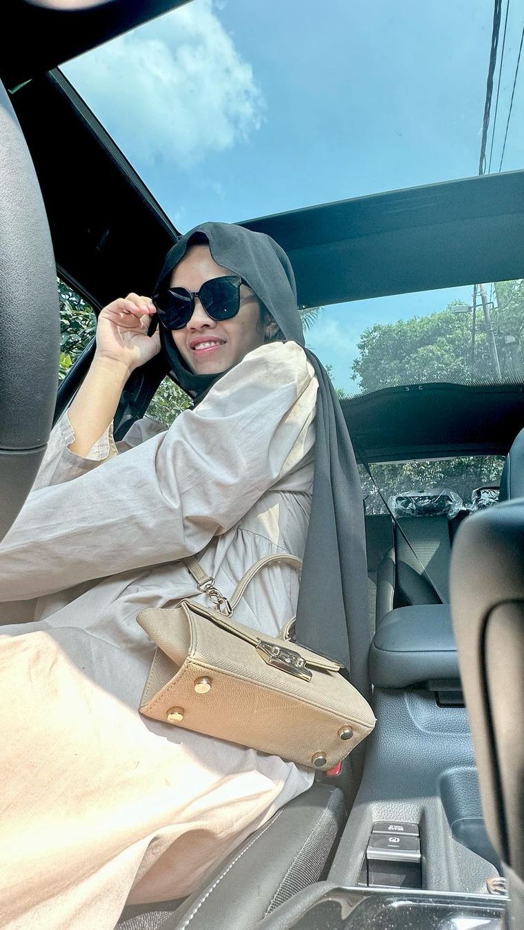 Bahkan, sang suami didugasuami telah memiliki pasangan baru.