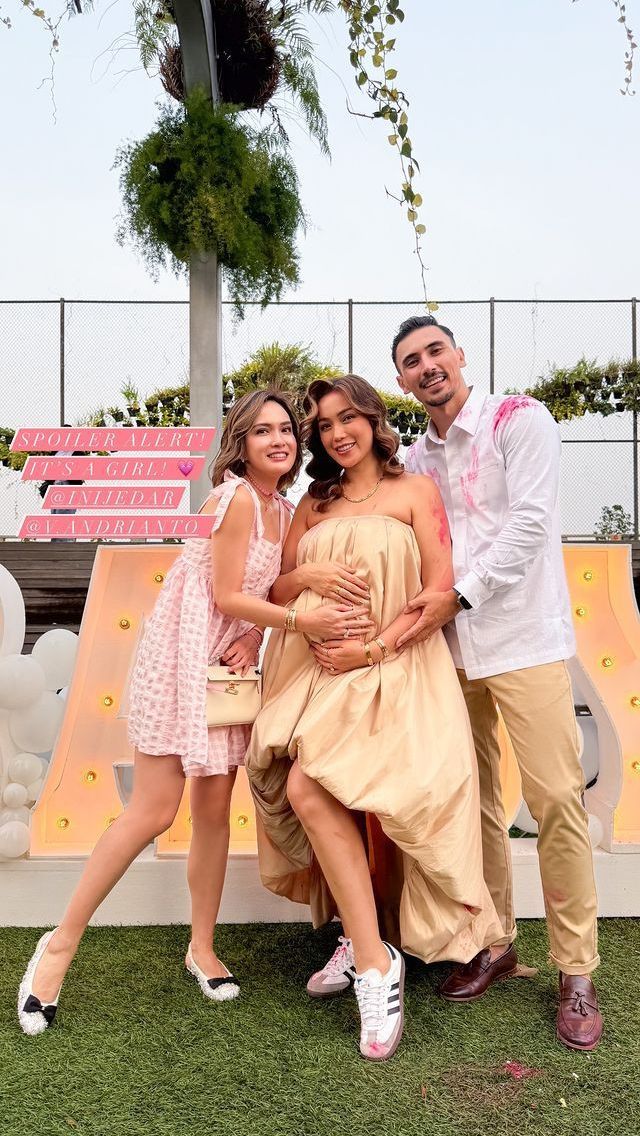 Shandy Aulia tampil girly dengan mini dress pink motif kotak-kotaknya.