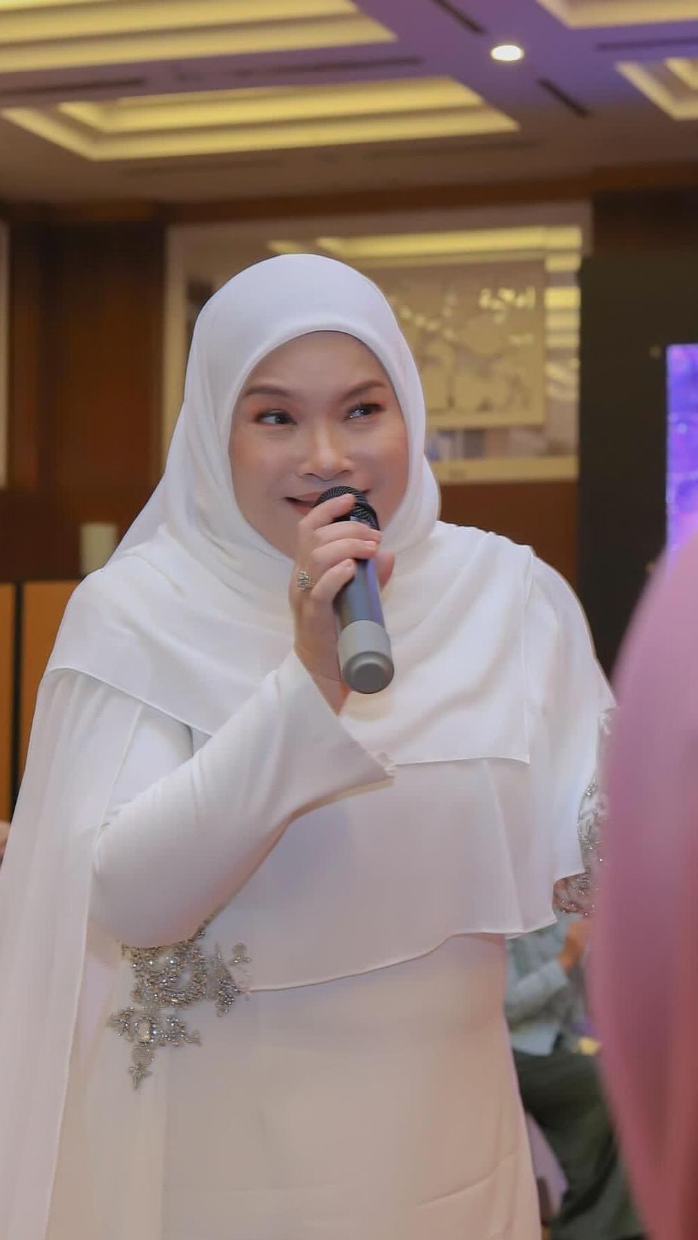 Namun Nora tak ingin mempublikasikan siapa sosok yang memaksa suaminya untuk menyampaikan talak tersebut.