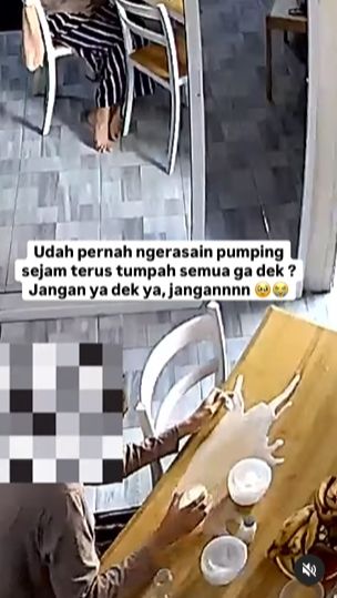 Ruang makan di rumah ini berdesain klasik dengan berbahan kayu.