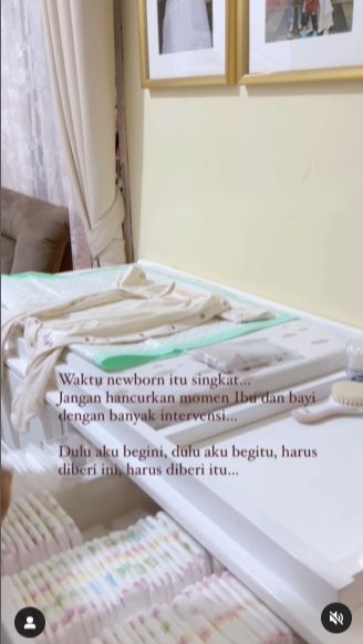 Ada tempat untuk mengganti popok bayi.