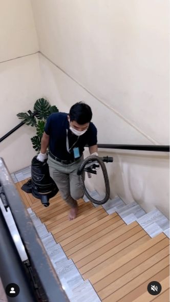 Rumah ini tak hanya memiliki satu lantai, ada tangga yang tak terlalu besar.