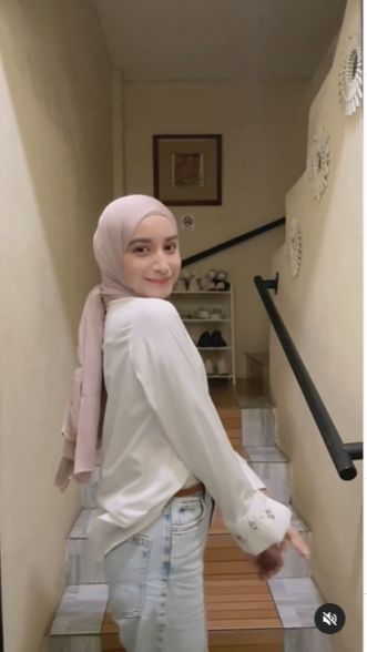 Di sudut tangga, Cut Intan menaruh rak sepatu miliknya dan suami.