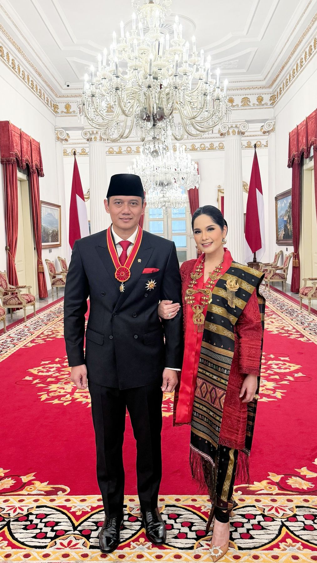 Inilah potret Annisa Pohan yang terlihat mendampingi Agus Harimurti Yudhoyono saat menerima anugerah Bintang Mahaputera Nararya dari Presiden Jokowi.