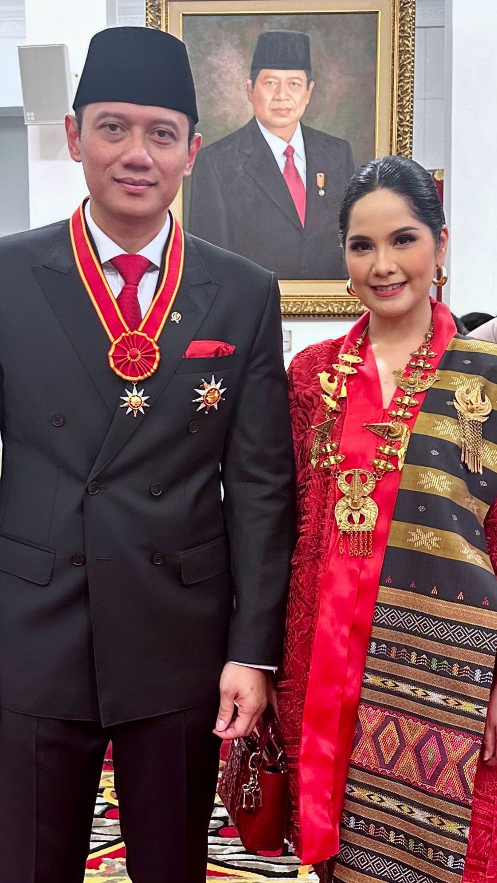 Di sisi lain penampilan Annisa turut mencuri perhatian. Ia tampil dengan kebaya merah dan kain Ulos yang membuatnya terlihat begitu menawan.