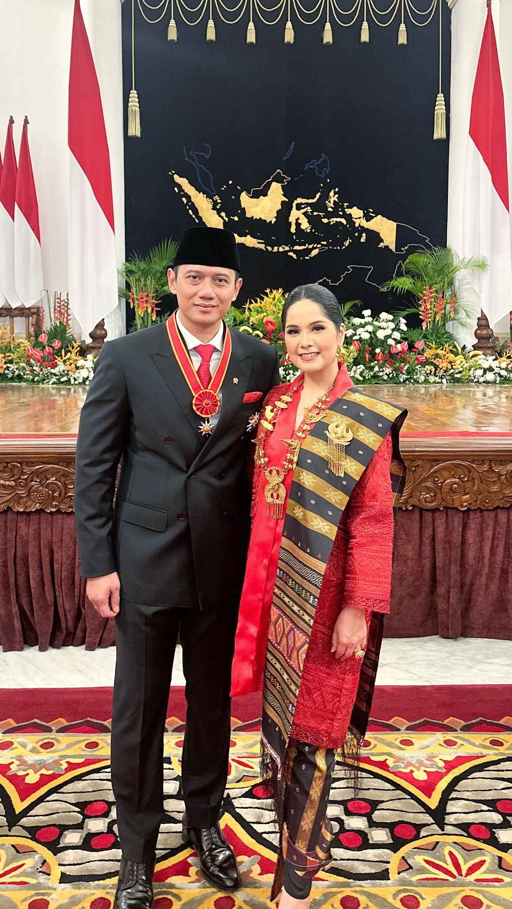 Ia juga melengkapi penampilannya dengan sanggul dan riasan flawless. Penampilannya itu lantas menuai banyak pujian netizen.