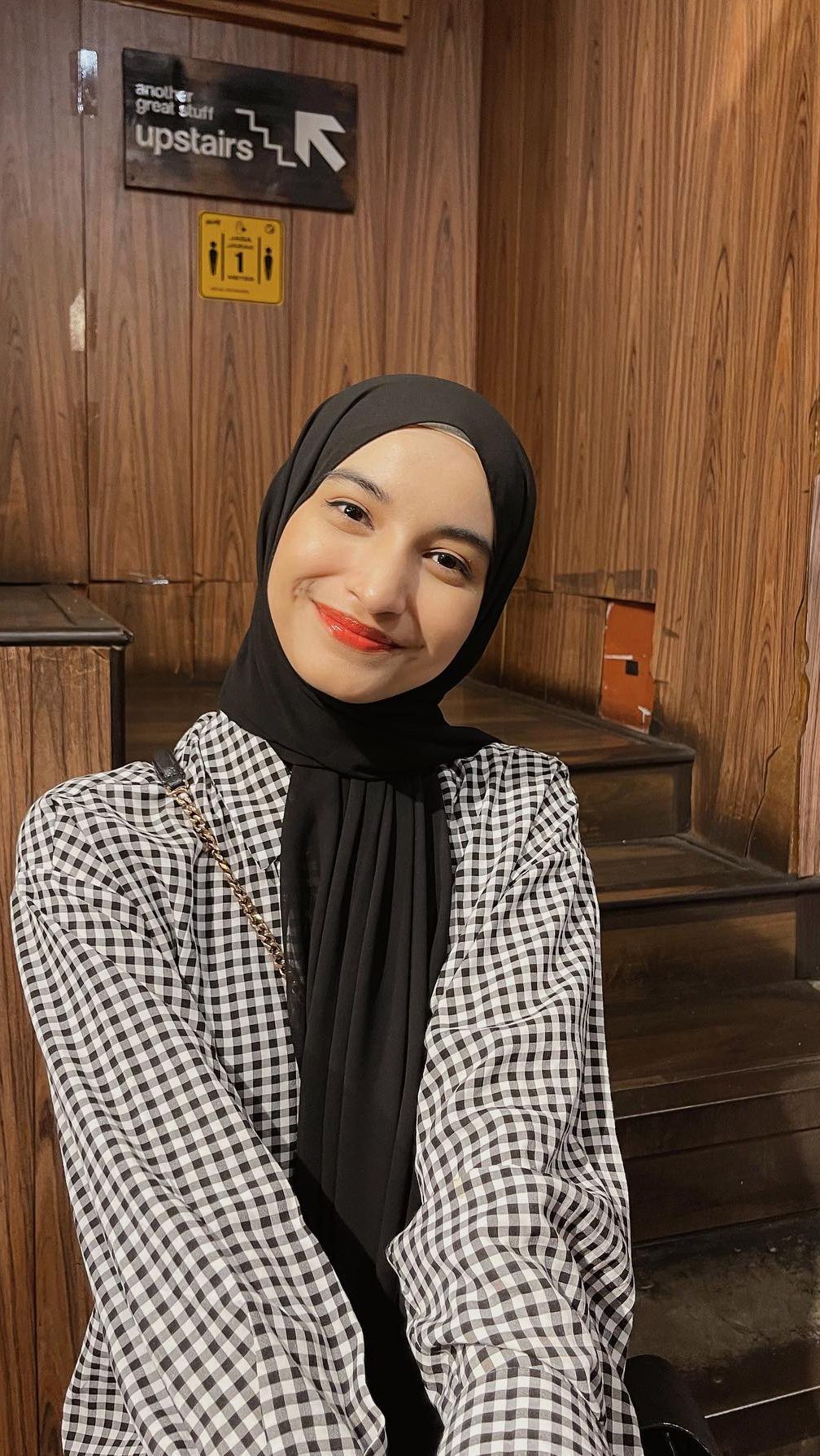 Ini bukan pertama kalinya saya mengalami KDRT, ada puluhan video lain yang saya simpan sebagai bukti, lima tahun sudah berumah tangga, banyak nama wanita mewarnai rumah tangga saya, beberapa bahkan teman saya,