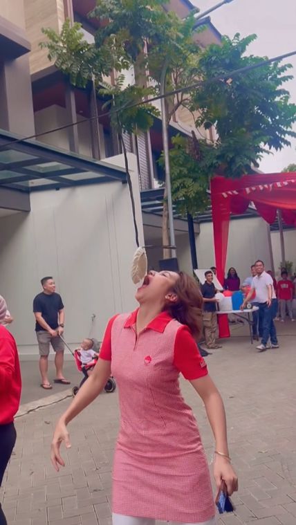 Indah Permatasari mengikuti lomba 17-an bersama tetangga di komplek perumahannya.