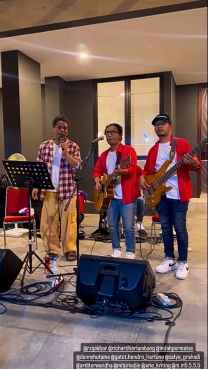 Pada malam hari, acara 17-an di komplek Indah dilanjutkan dengan acara hiburan. Arie Kriting sempat menyumbangkan suara emasnya.