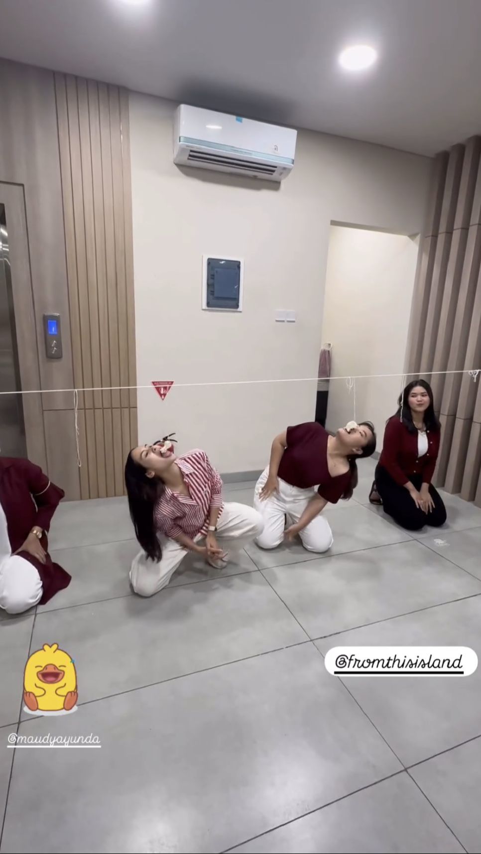 Maudy Ayunda menggelar dan mengikuti lomba 17 Agustus di kantor bersama rekan-rekan kerjanya.