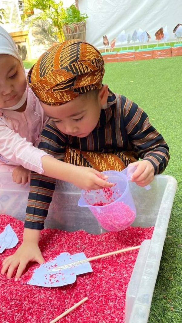 Rayyanza Malik Ahmad, Putra dari Raffi Ahmad dan Nagita Slavina ini ikut memperingati HUT ke-79 RI di sekolahnya