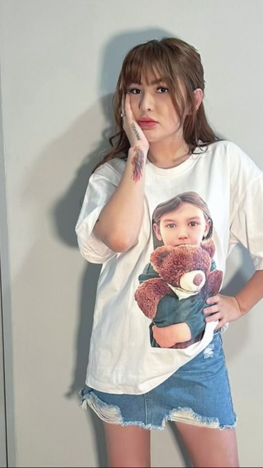 Angela Lee pernah ramai menuai hujatan netizen setelah membagikan pose seksi saat berada di SPBU. Unggahan tersebut dinilai sudah menyalahi aturan SPBU yang melarang untuk memotret di lokasi SPBU karena bisa memicu kebakaran.