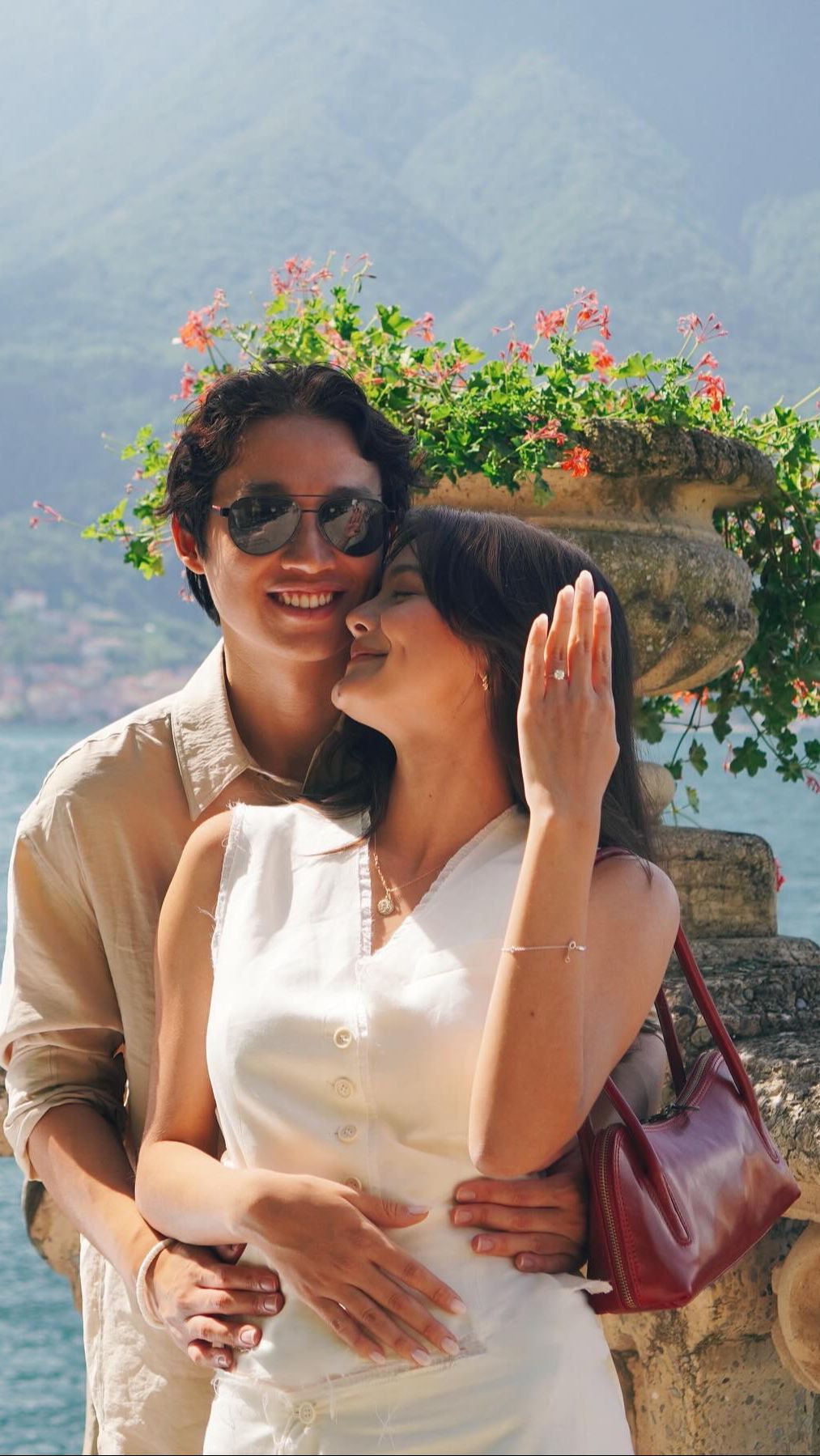 Inilah momen bahagia saat Adriel Susanteo melamar sang kekasih, Amanda Rawles di Lake Como, Italia beberapa waktu lalu. Keduanya diketahui menjalin hubungan asmara sejak 2017.
