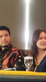 Yakup juga tampak mendampingi Jessica kala melakukan konferensi pers terkait pembebasan bersyarat yang ia terima.