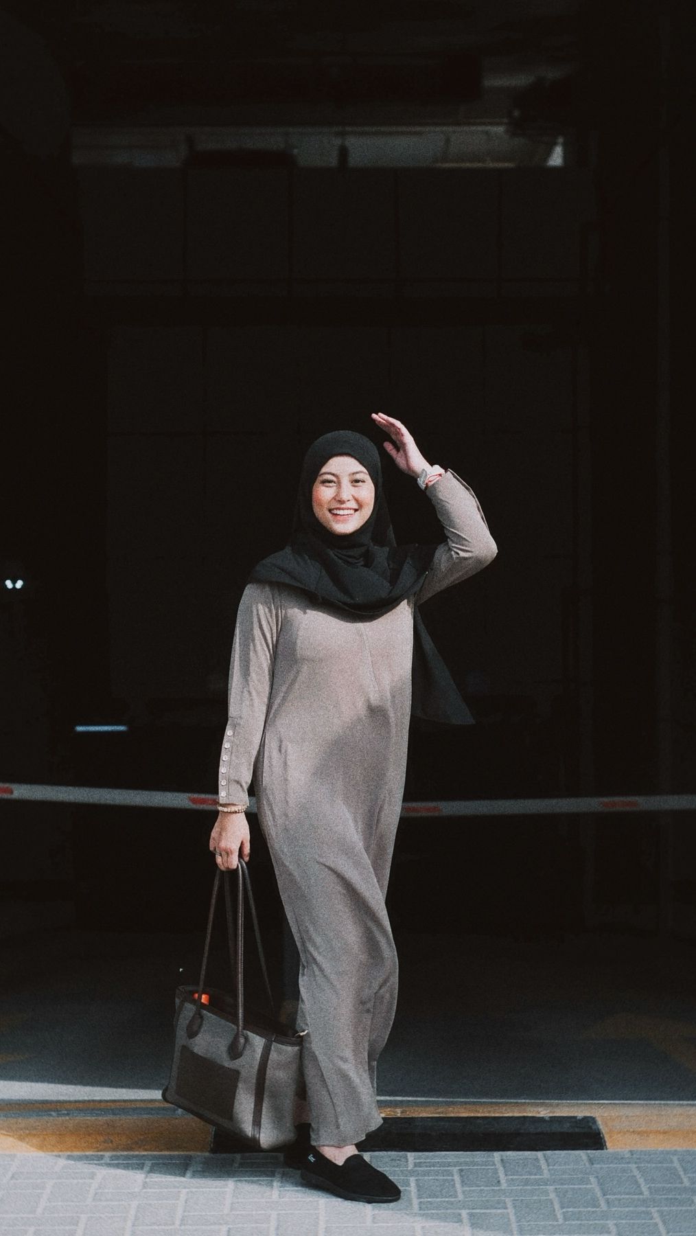 8 Potret Awkarin Pertama Kali Tunaikan Ibadah Umrah, Penampilan Berhijabnya Tuai Sorotan