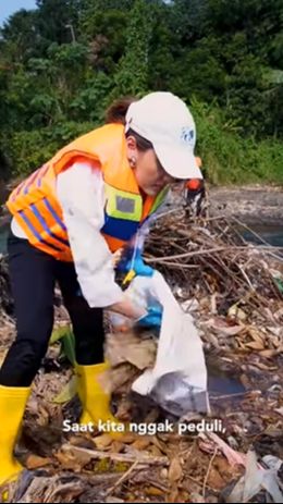 Perempuan cantik kelahiran 1993 tersebut dengan penuh semangat memunguti satu per satu sampah yang bertebaran terutama di pinggir Kali Ciliwung.