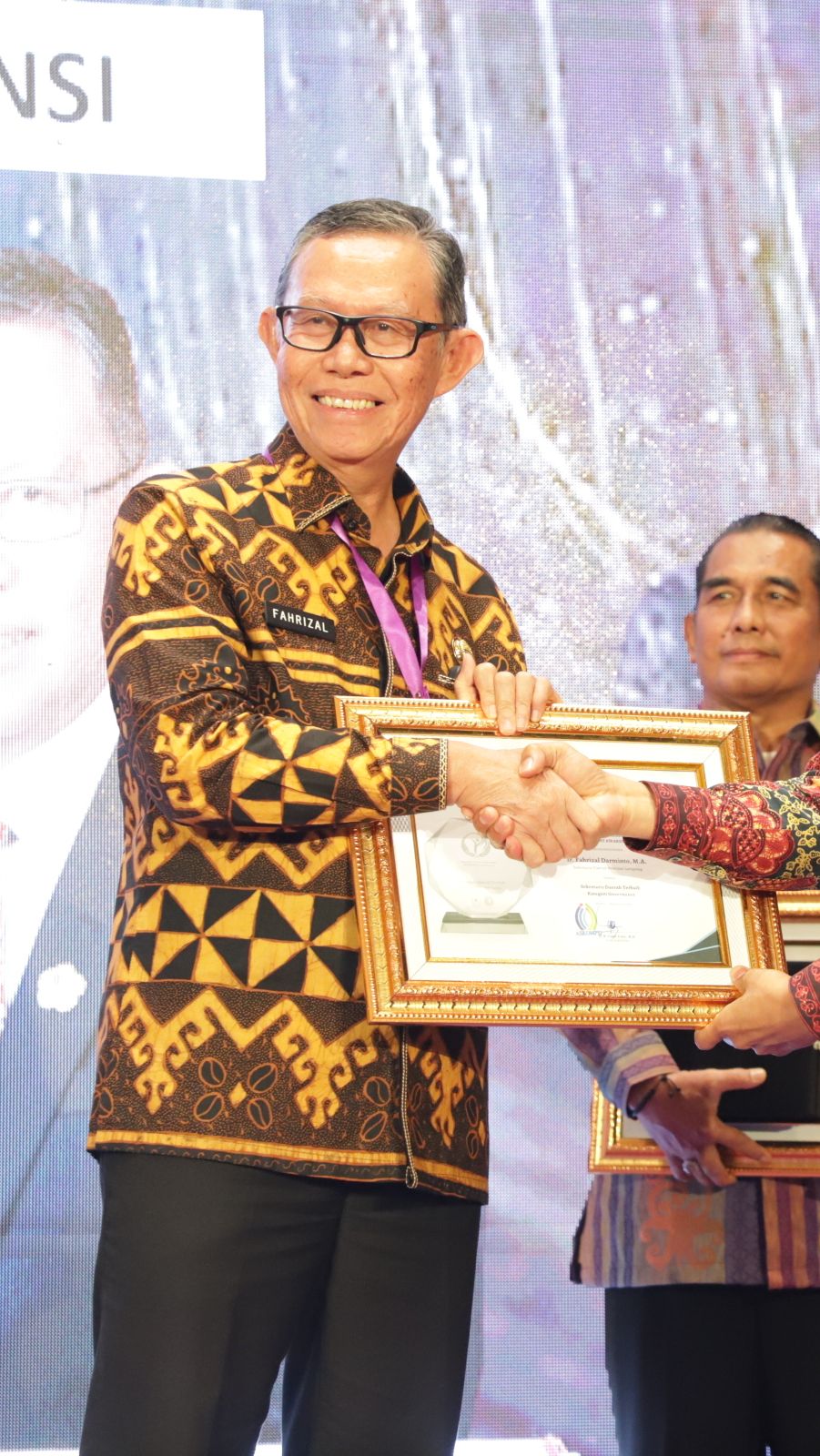 Sekda Provinsi Lampung Fahrizal Darminto Raih Penghargaan Askompsi Digital Leadership Government Award 2024