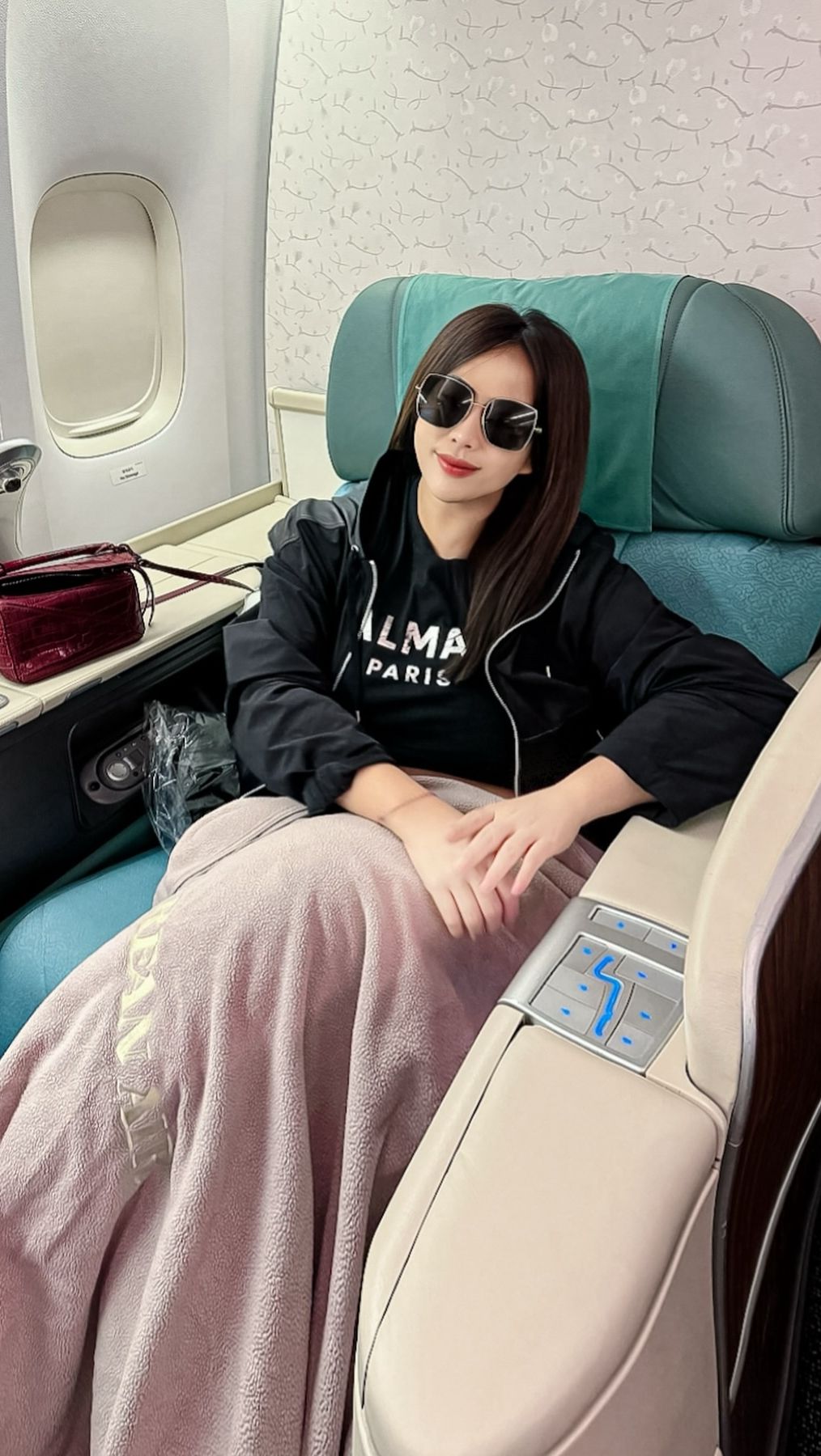 Bahkan dalam akun instagram Maharani tertulis MS Cosmetic bukan lagi MS Glow. Hal ini pun semakin menambah spekulasi liar dari netizen.