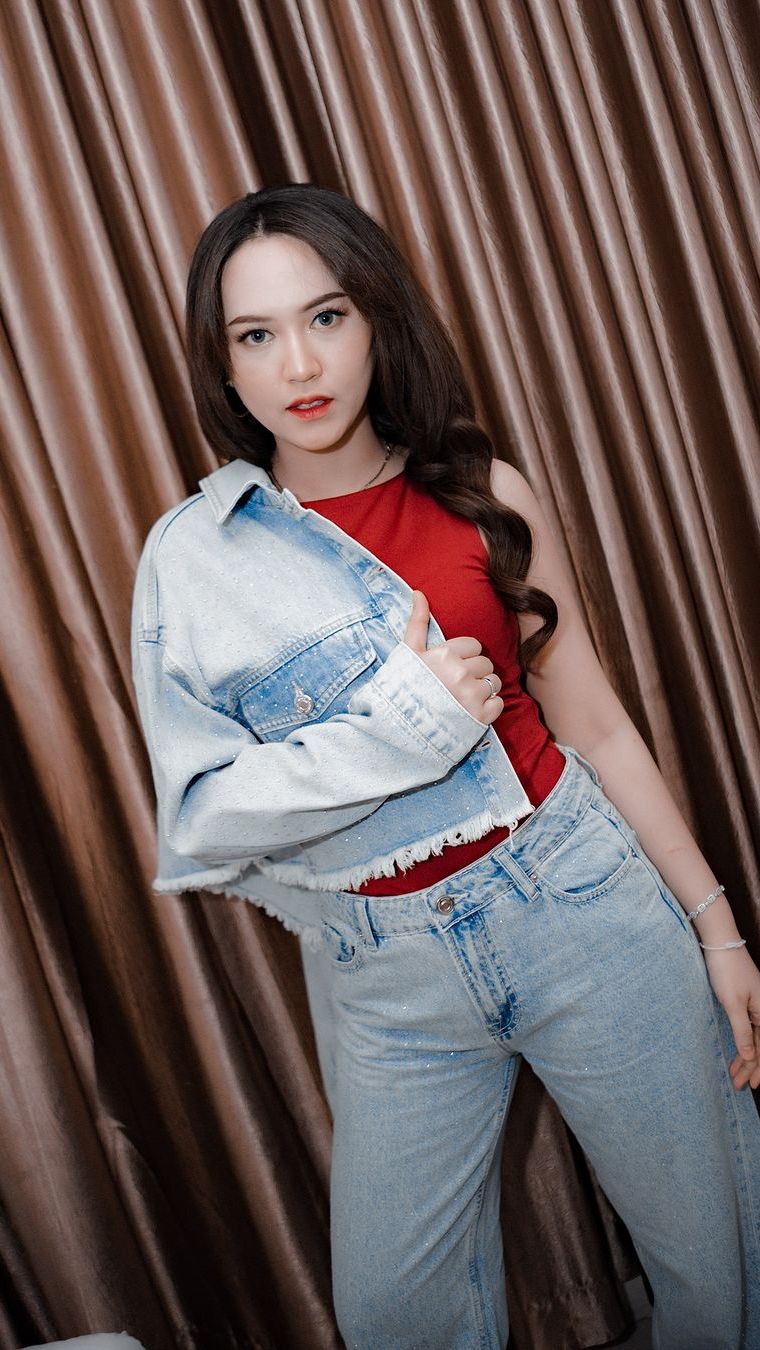 Happy Asmara kini dikenal sebagai pedangdut asal Kediri nomor satu yang sedang berada di puncak popularitas.