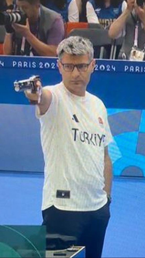 Berbeda dengan atlet lain, ia hanya memakai kaus T-shirt.