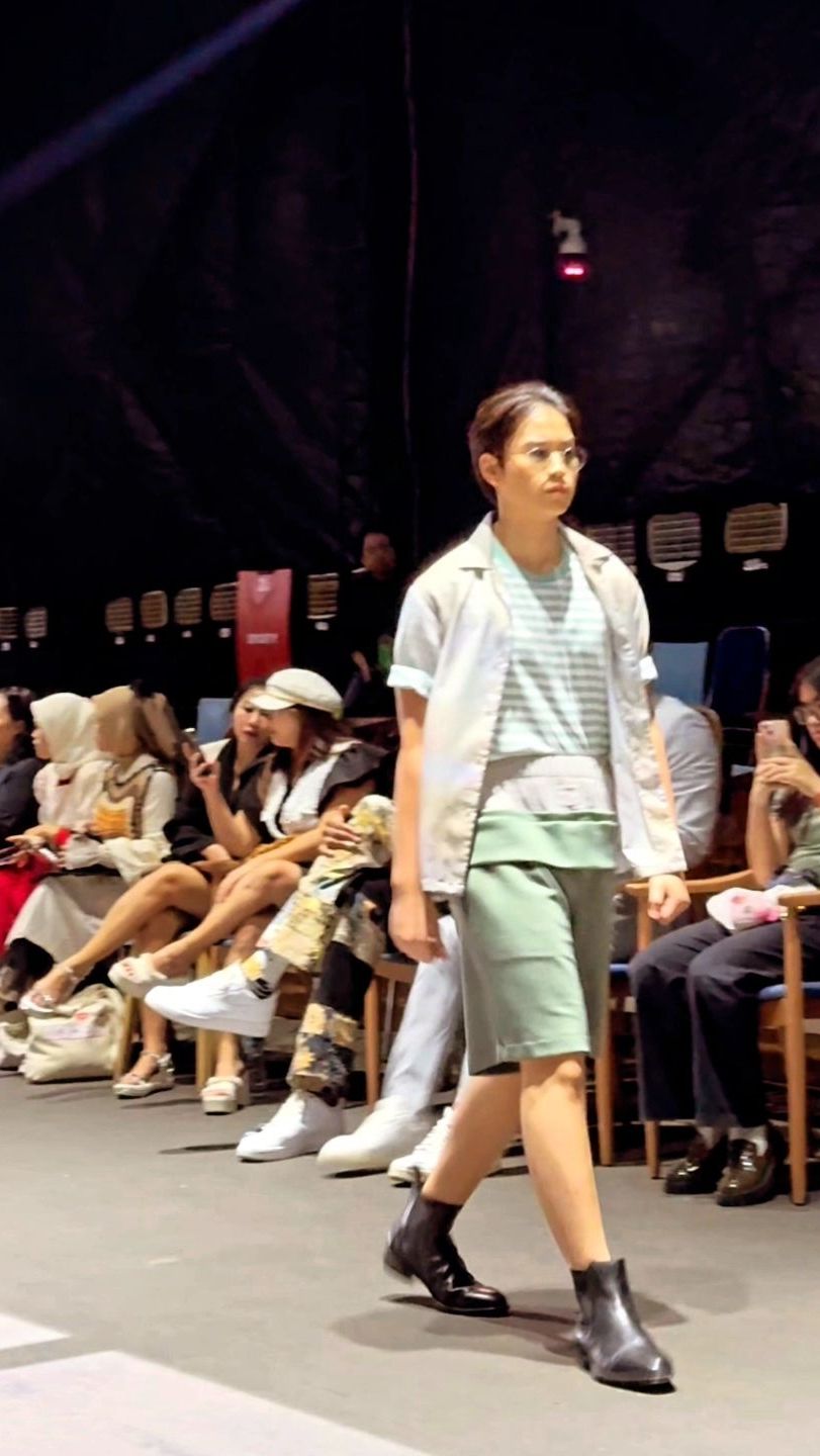 Meski menjadi pengalaman kerja pertama kali di fashion show, Marco tampil dengan percaya diri.