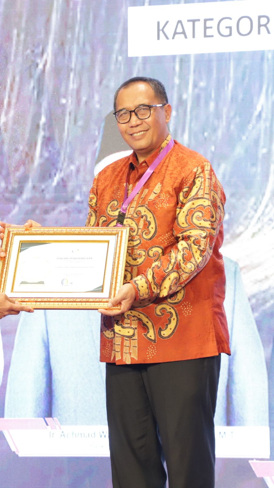 Indeks SPBE Meningkat Pesat, Sekda Kabupaten Gresik Achmad Washil Raih Penghargaan Askompsi Digital Leadership Government Award 2024