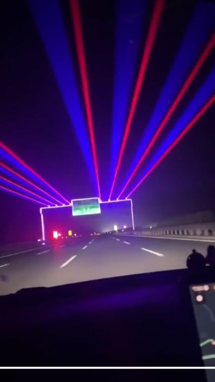 Lampu Sorot Warna-Warni Ini Dibikin Buat Cegah Ngantuk, Pelintas Jalan Tol Berasa Nonton Konser