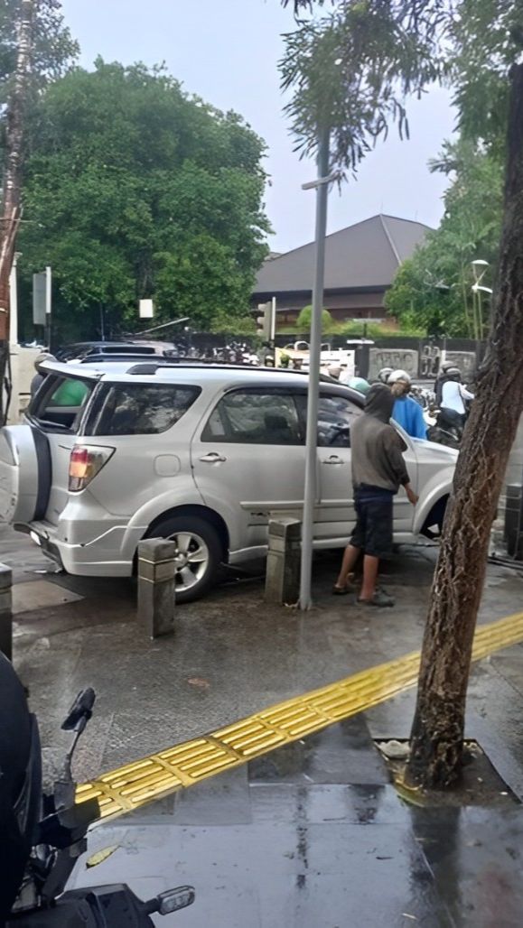Bocah Masih 9 Tahun Nyetir Mobil di Kemang, Tabrak Mobil Lain dan Motor