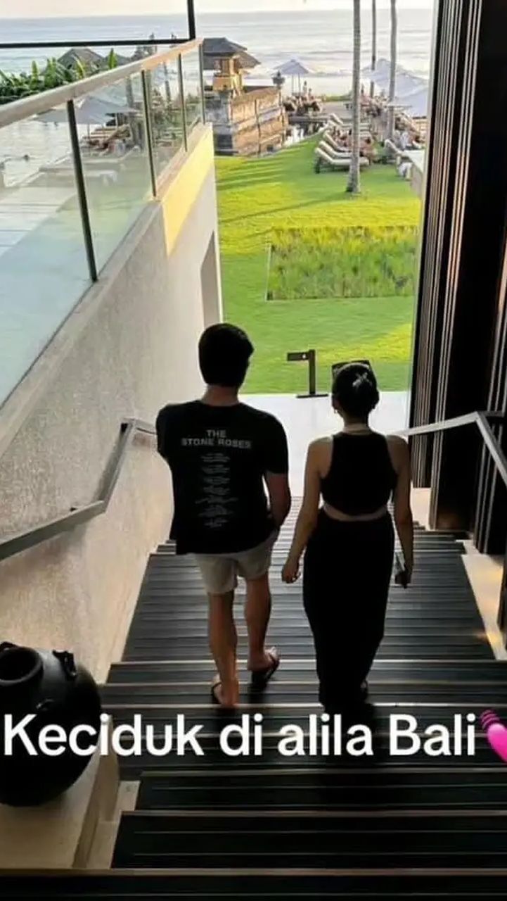 Tak hanya ke restoran, Syifa dan El juga menikmati pantai di Bali.