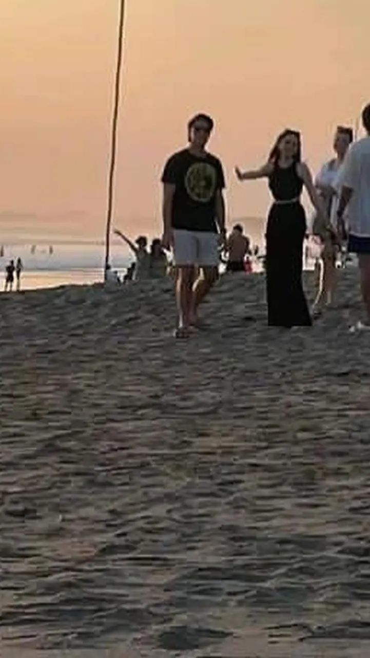 Keduanya tampak kompak dengan baju hitam senada.