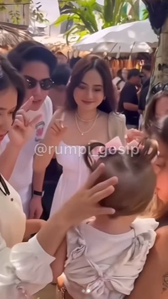 Namun Syifa digunjing lantaran disebut tak menyapa teman lamanya itu.