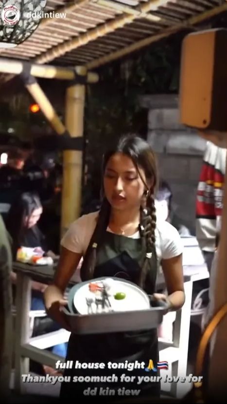 Meski tampak begitu sibuk, namun sepertinya hal ini menjadi salah satu cara Jennifer untuk sedikit demi sedikit berdamai dengan keadaan.