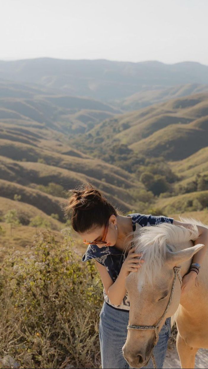 Potret Gaya Travelling ala Raline Shah Liburan di Sumba, Salfok sama Wajah Natural
