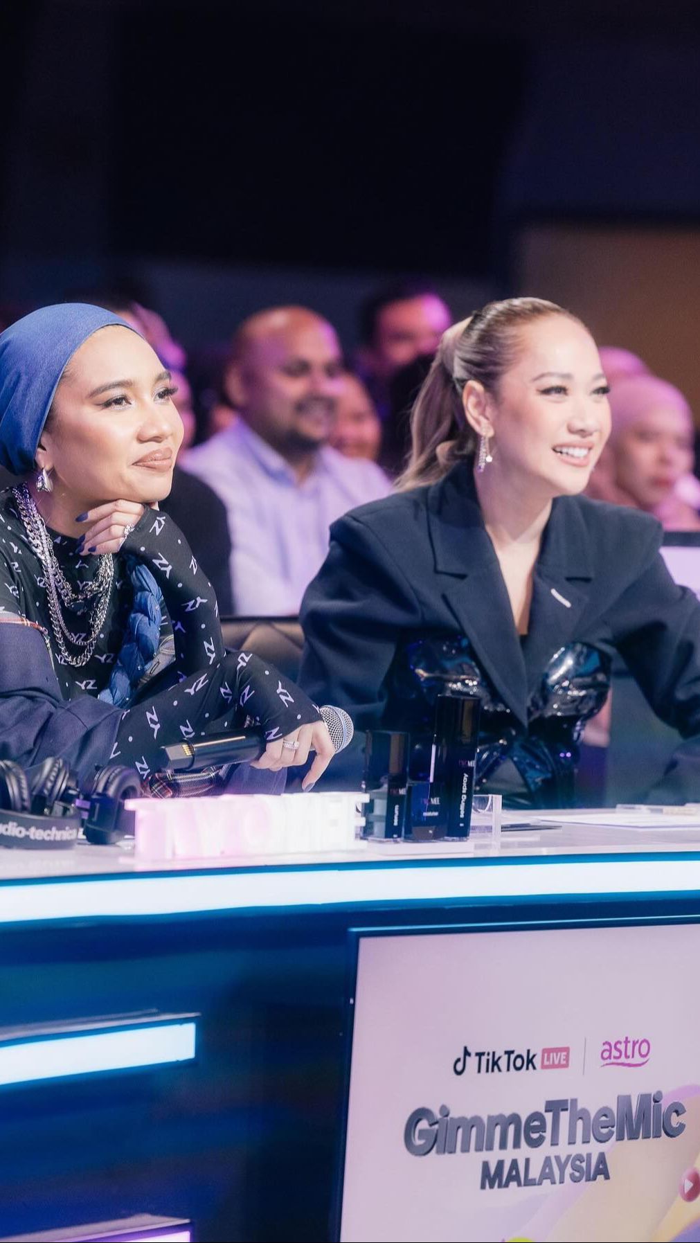 BCL juga tampak memakai riasan flawless yang begitu cocok dengan busana serba hitamnya tersebut.