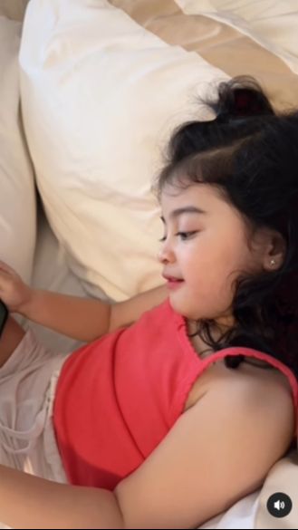 Kecantikan Guzel ini membuat banyak orang mengaguminya, termasuk para artis.
