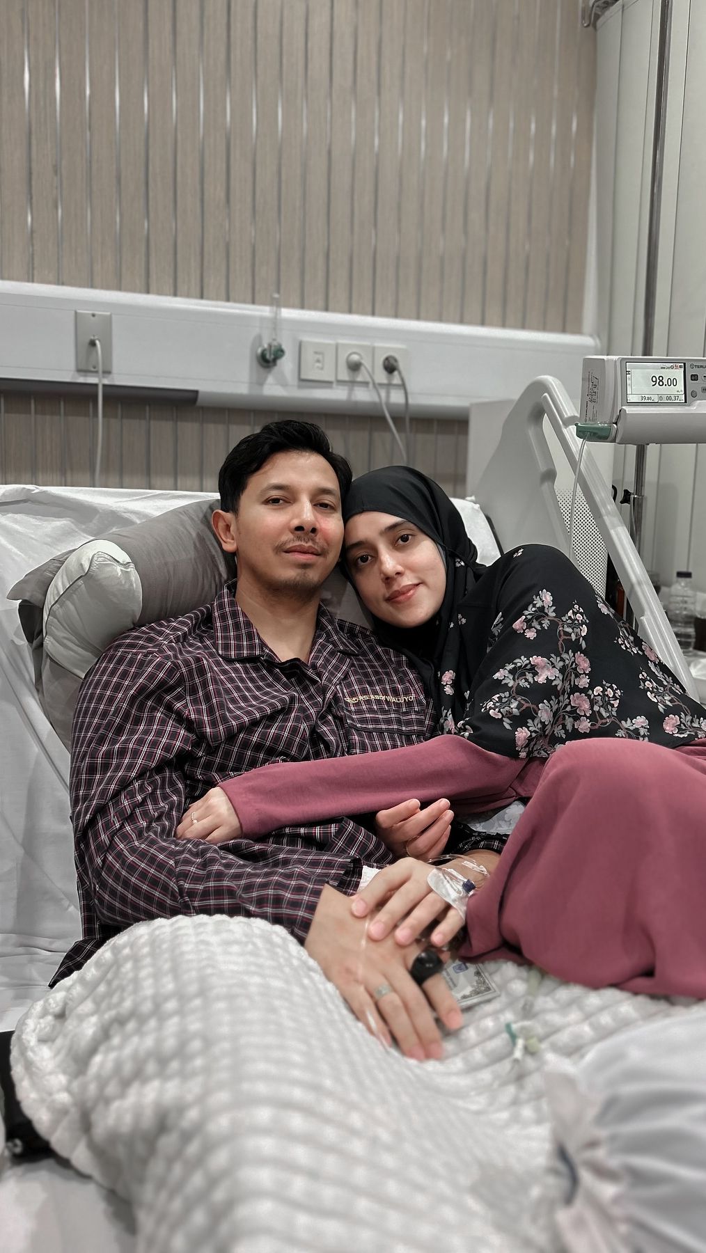 Fairuz A Rafiq juga mengira jika gejalan yang dialami suaminya hanya keracunan makanan biasa.